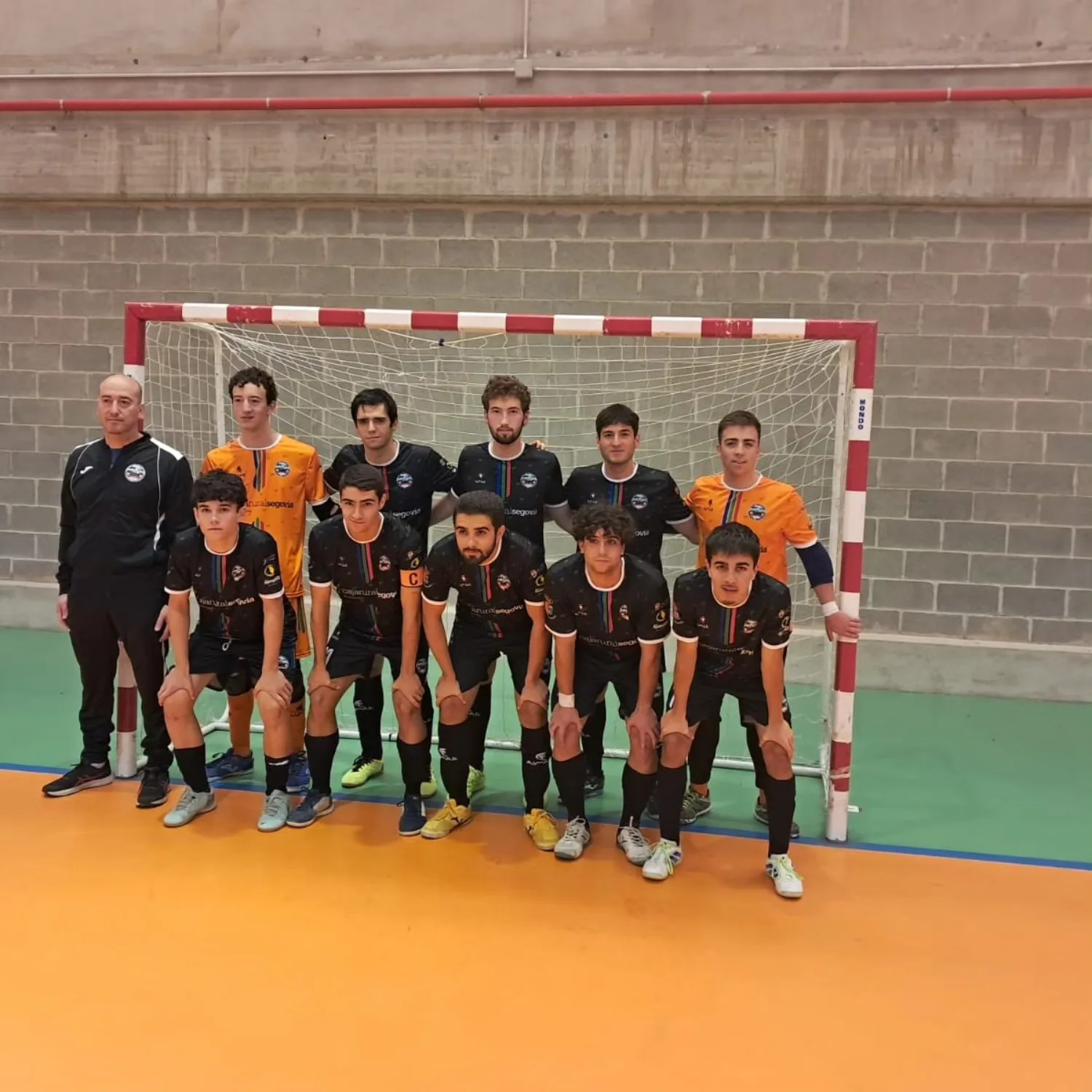La plantilla del CD ATM Trescasas posando con la equipación