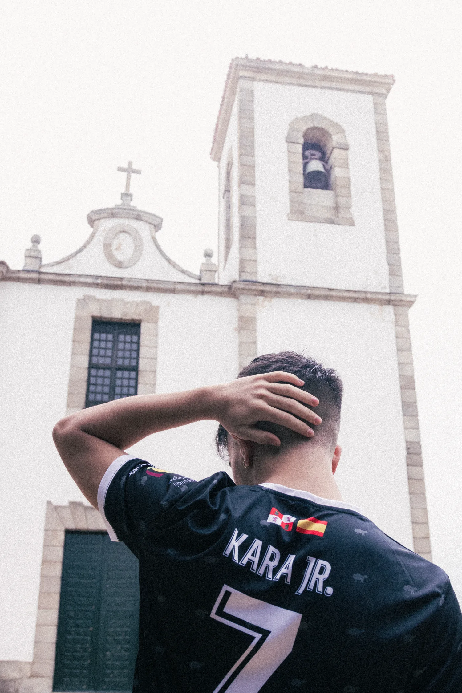 Espalda de la camiseta con el dorsal KARA JR. 7 frente a la iglesia de Trescasas