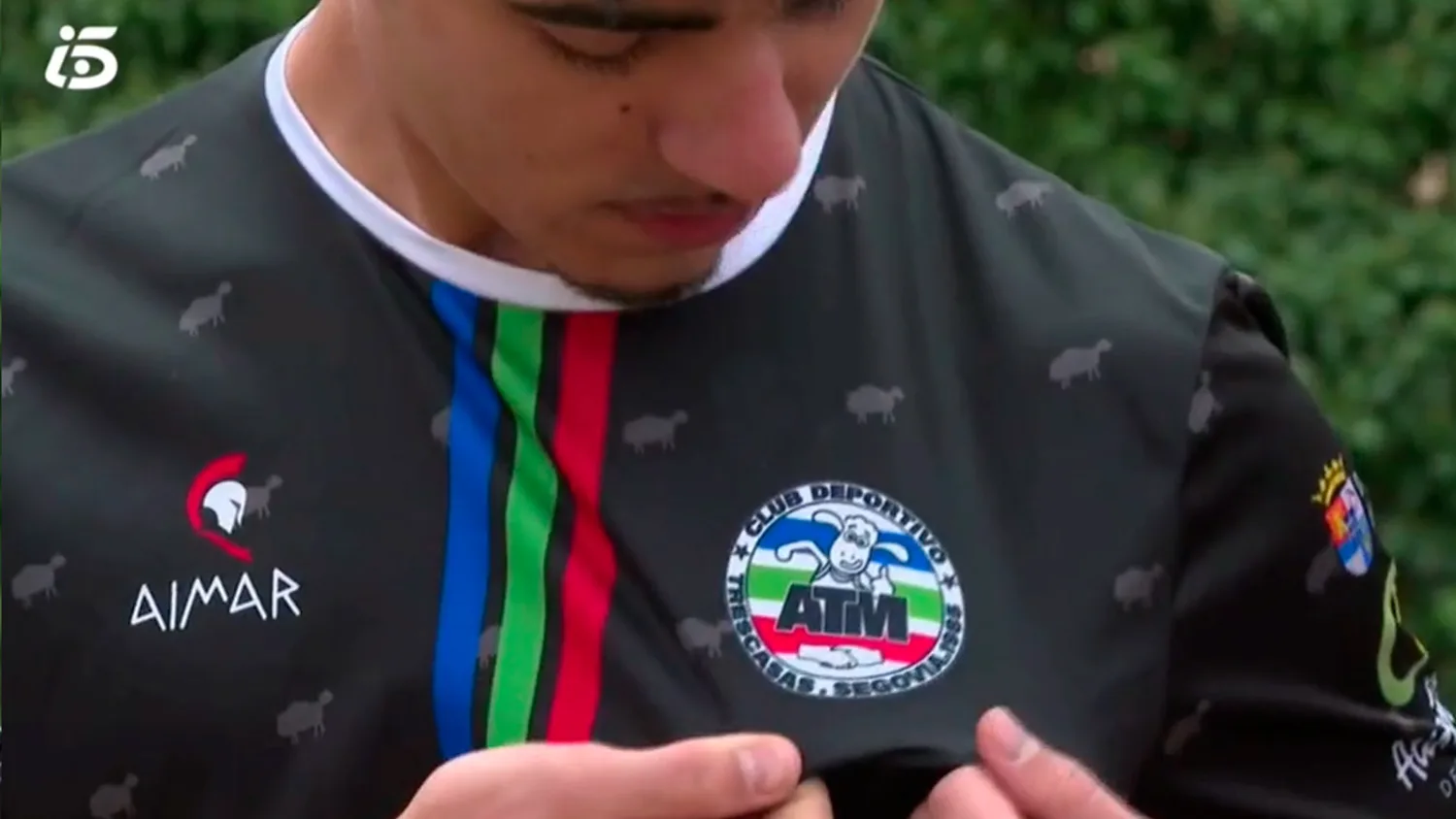 La camiseta apareciendo en un programa de televisión