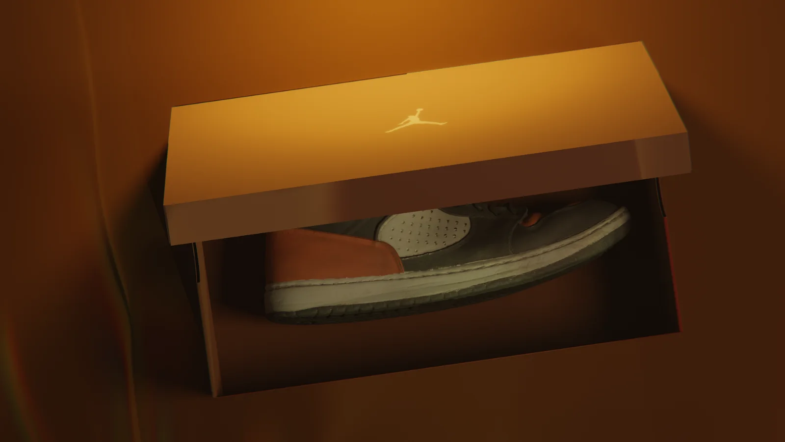 Fotograma: la caja abriéndose con la zapatilla dentro